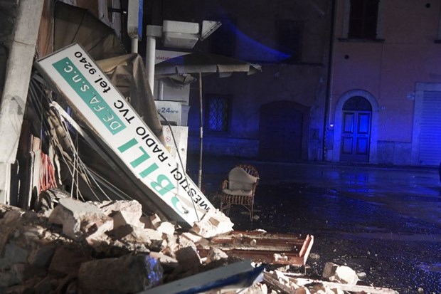 İtalya'da deprem sonrası halk geceyi sokaklarda geçirdi