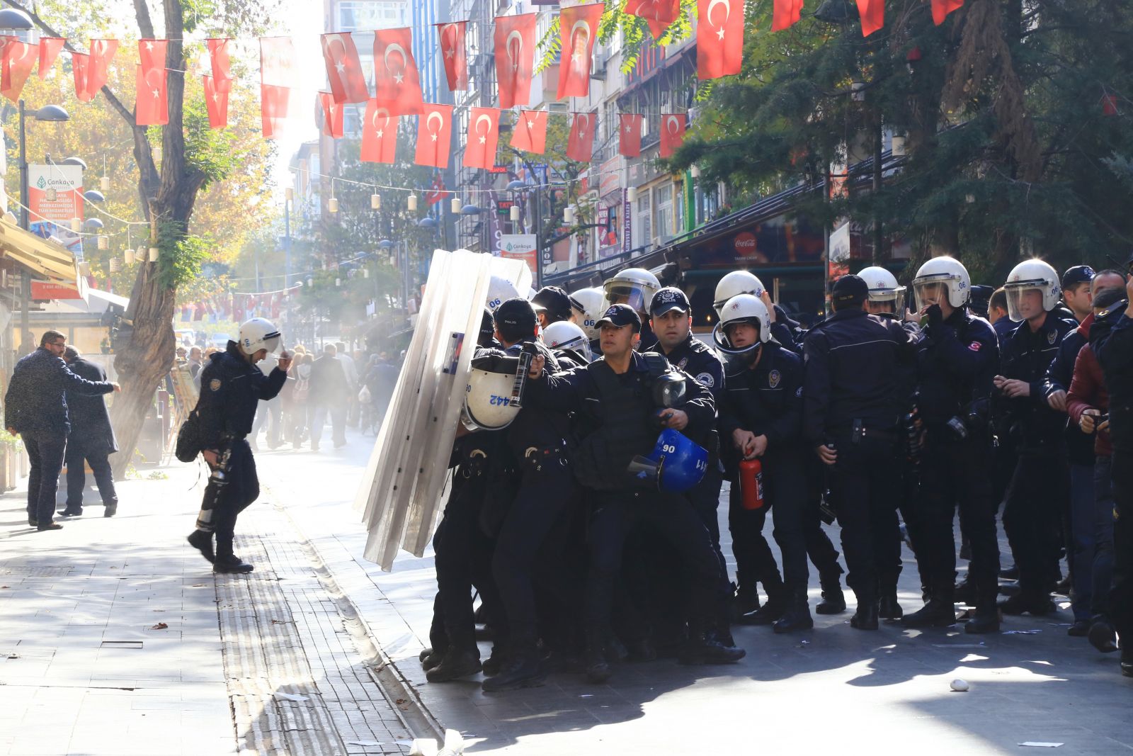 HDP'li vekillere gözaltı sonrası 3 ilde ortalık karıştı