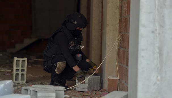 Nusaybin'de tuzaklanan el yapımı patlayıcılar imha ediliyor