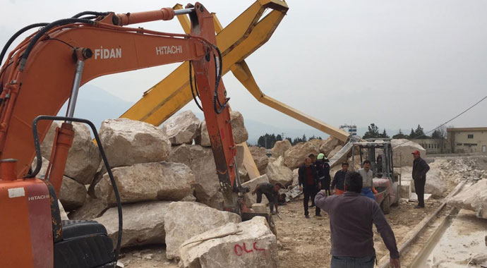 Tonlarca ağırlıktaki vincin altında kaldı