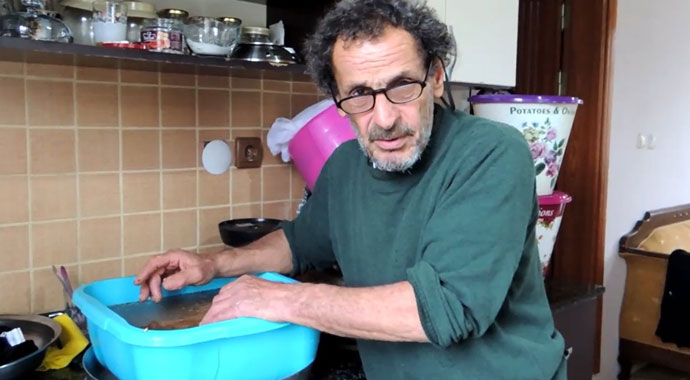 Hobi atölyesinde hayvanlar için yem üretti