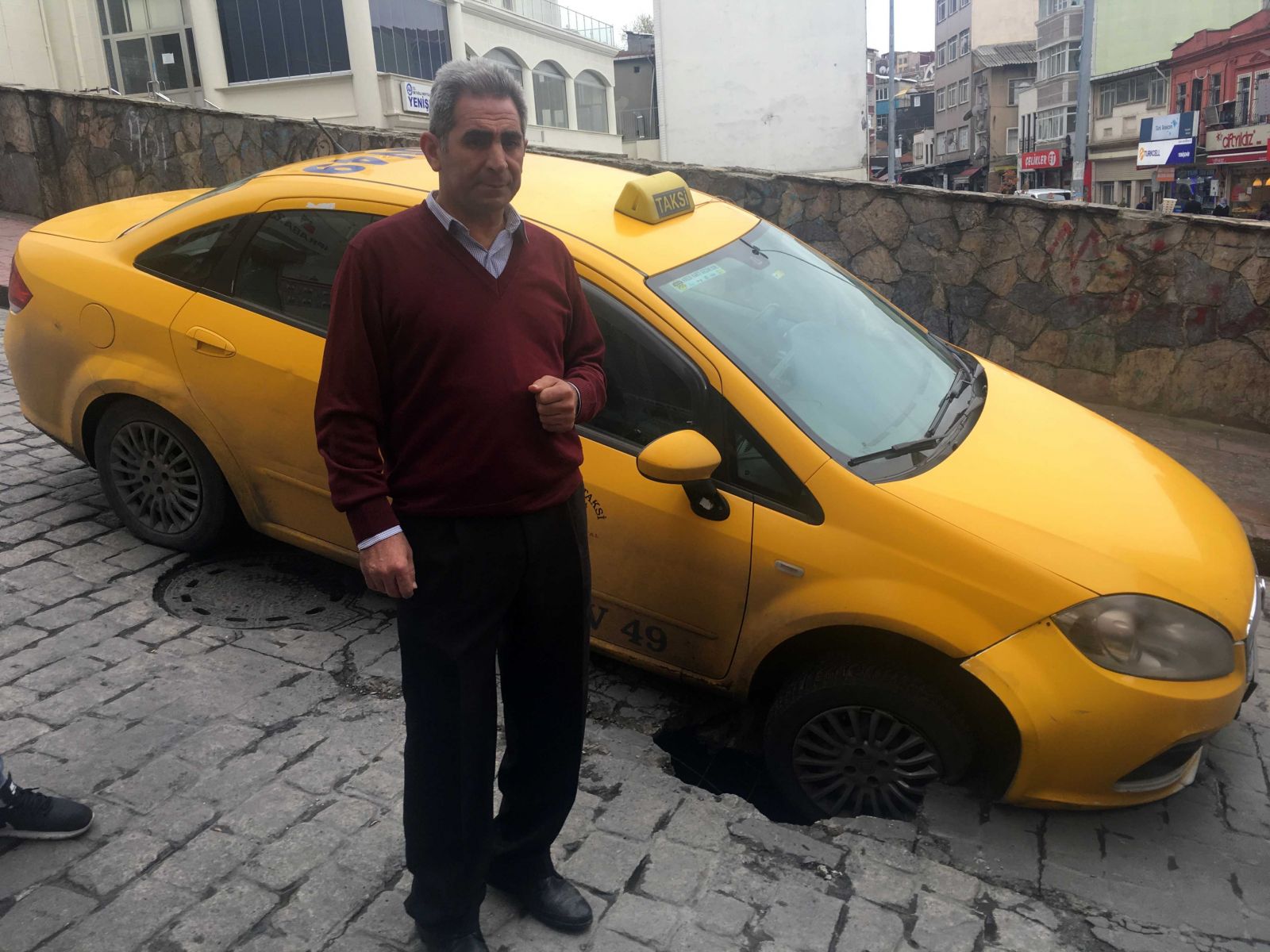 Beyoğlu’nda yol çöktü