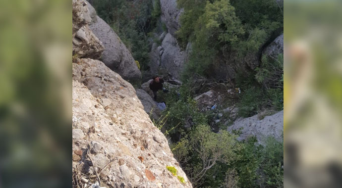 Kanyonda fotoğraf çektirmek isterken kayalıklara düştü