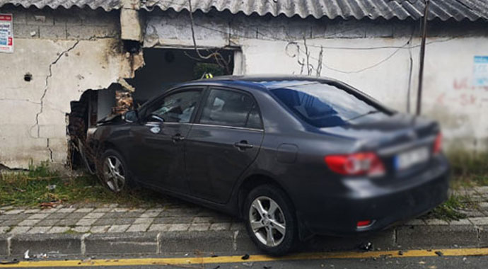 Ümraniye'de otomobil gecekonduya daldı