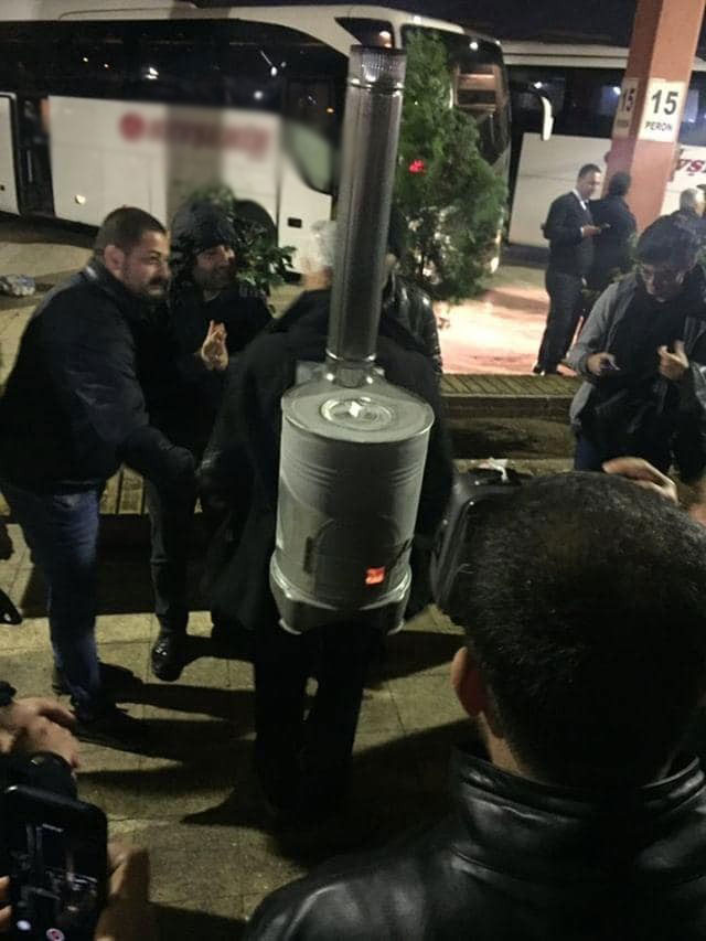 Gören şoke oldu... Sırtına odun sobasını bağlayıp otogarda gezdi