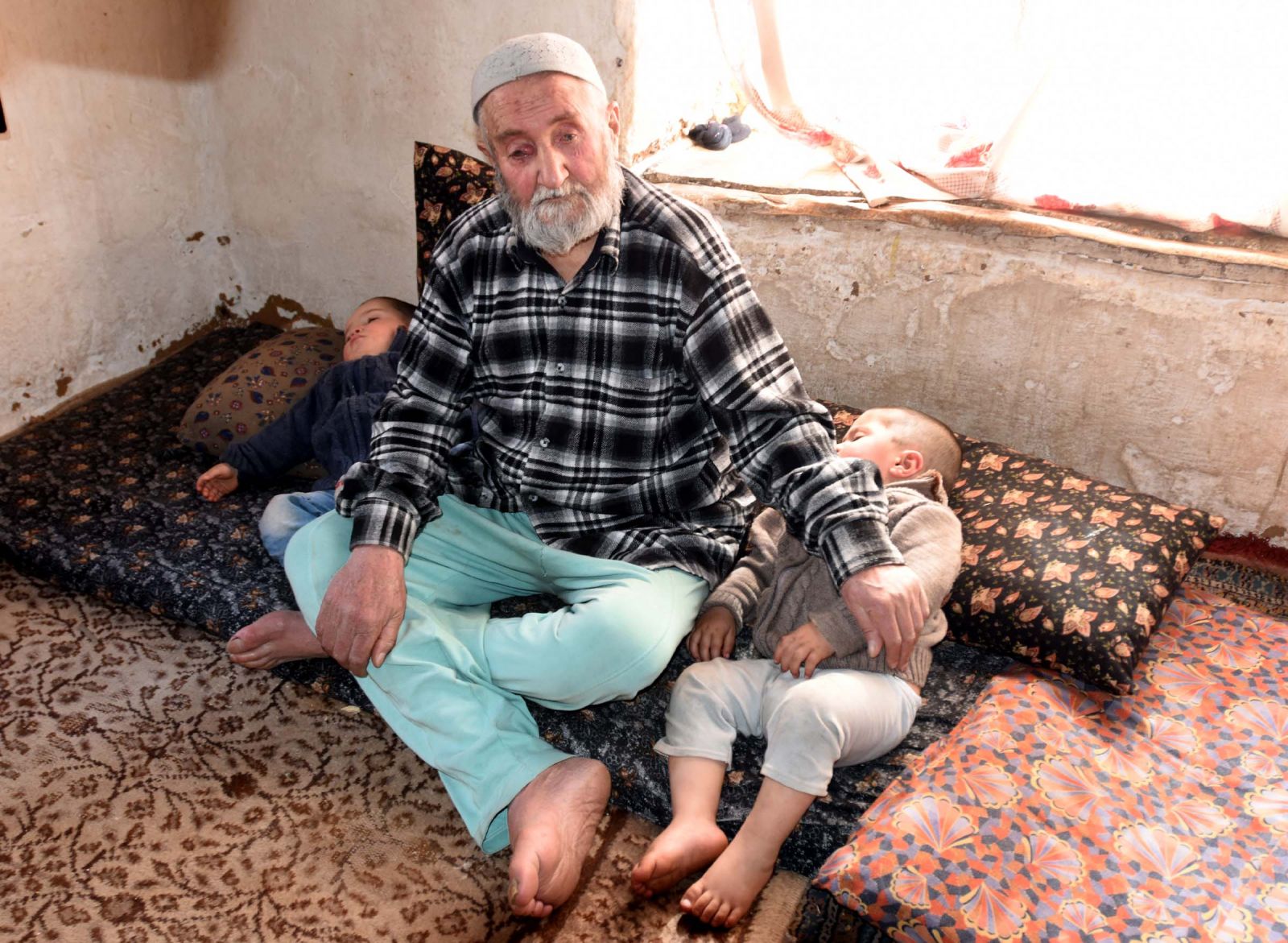 87’lik babanın ikizleri 2 yaşına bastı