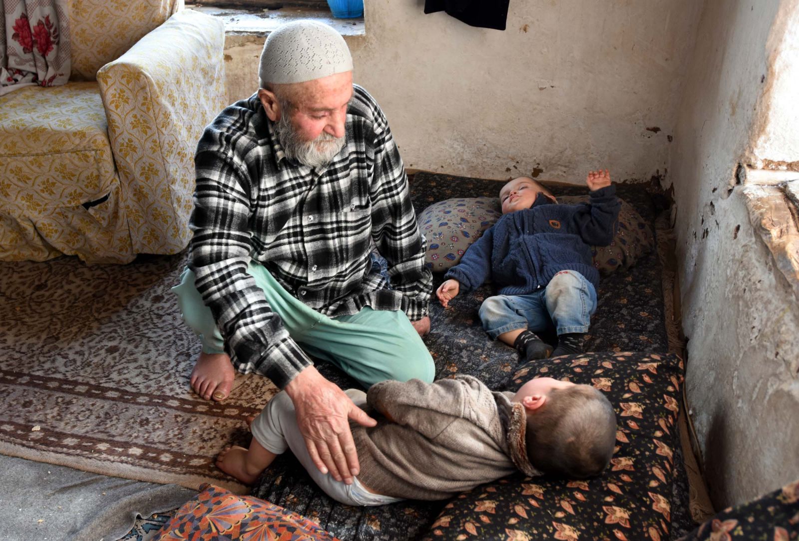 87’lik babanın ikizleri 2 yaşına bastı