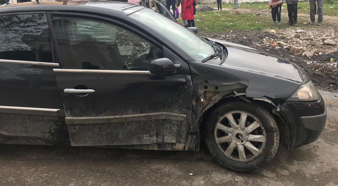 Jandarmadan kaçarken önce polis aracına, ardından eczane duvarına çarptı