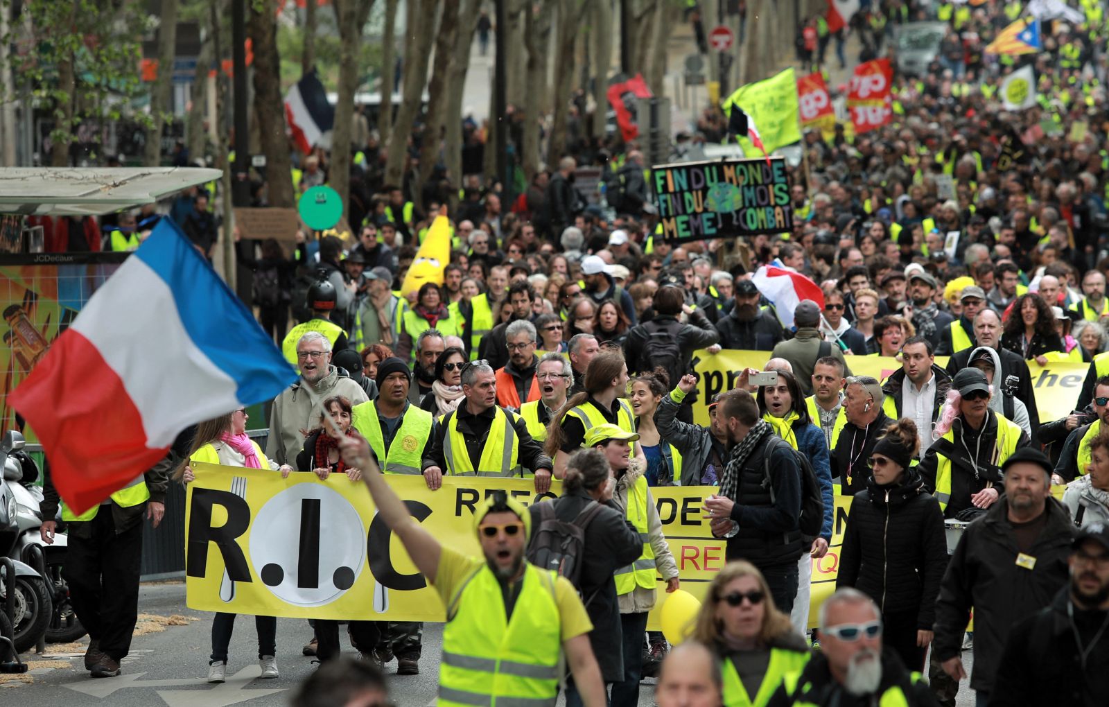 Sarı Yelekliler medya kuruluşlarına yürüyor