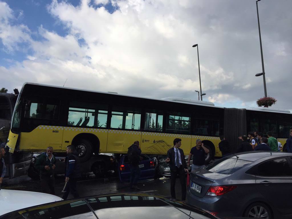 Metrobüs yolunda feci kaza!