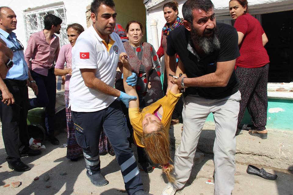 Arkadaşları vurulan pazarcı esnafı ev bastı: 4 yaralı