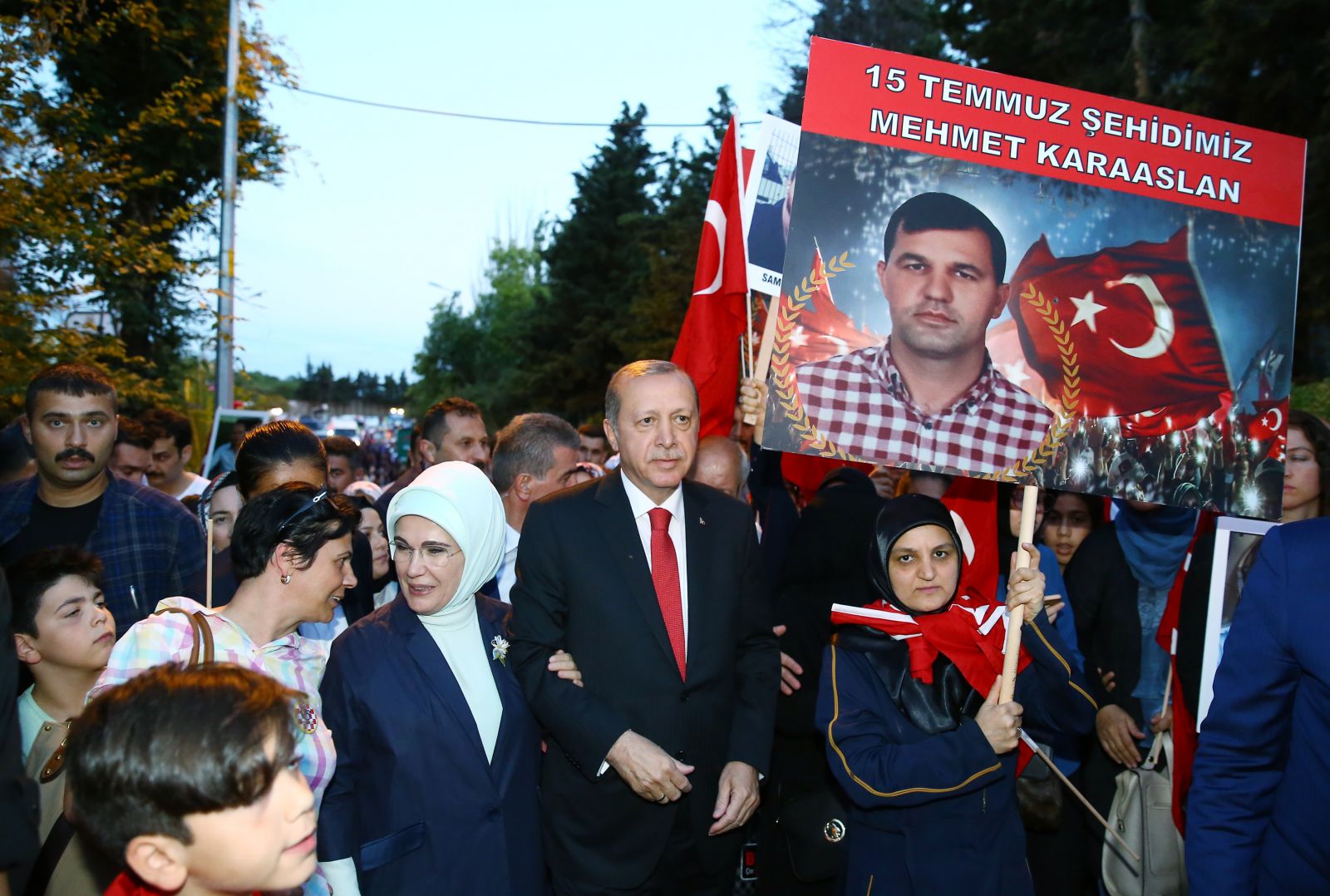 Cumhurbaşkanı Erdoğan'ın Şehitler Köprüsü'ne yürüyüşü