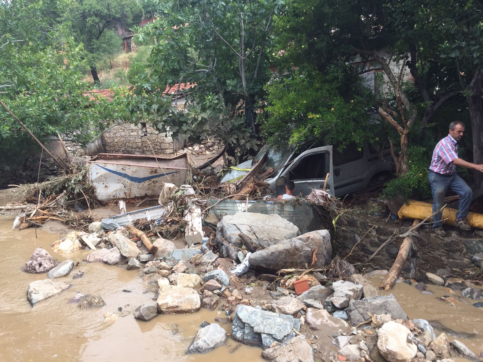 Burhaniye'de sel araçları sürükledi