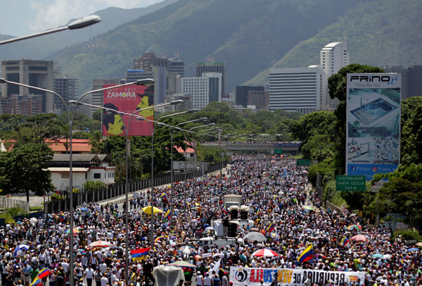 Venezuela'da bir gösterici diri diri yandı