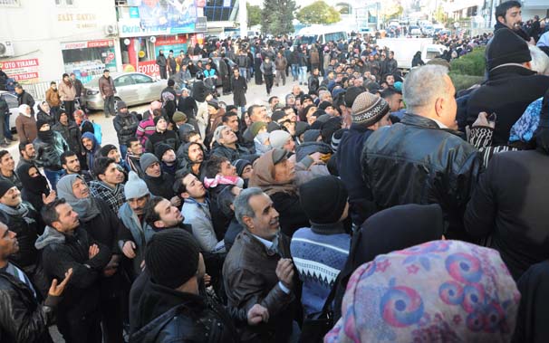 Suriyelilerin adres bildirimi izdihamı