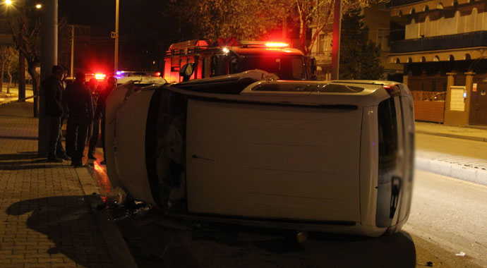 Karaman’da otomobille çarpışan hafif ticari araç devrildi: 2 yaralı