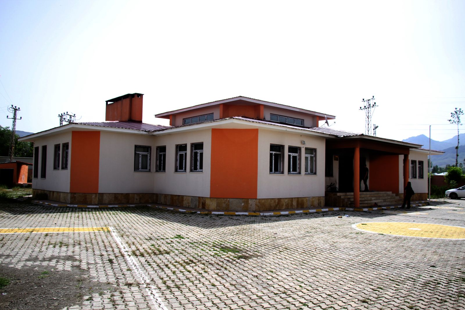 PKK'lılar anaokuluna saldırdı,  Türk bayrağını indirdi