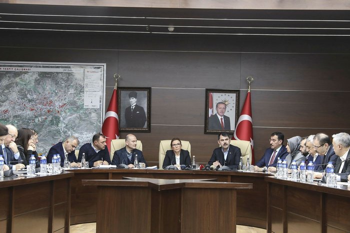 Bakanlar Elazığ'daki deprem bölgesinde