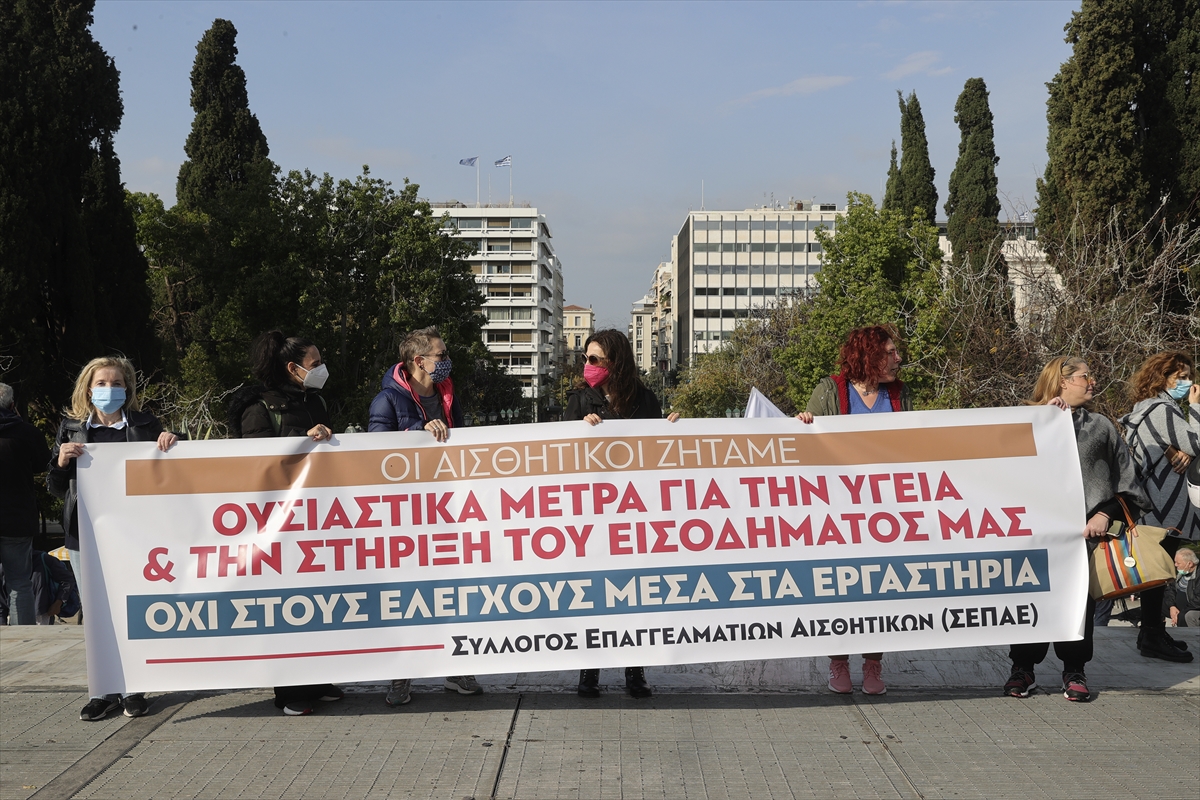 Yunanistan'da restoran sahipleri kepenk indirdi