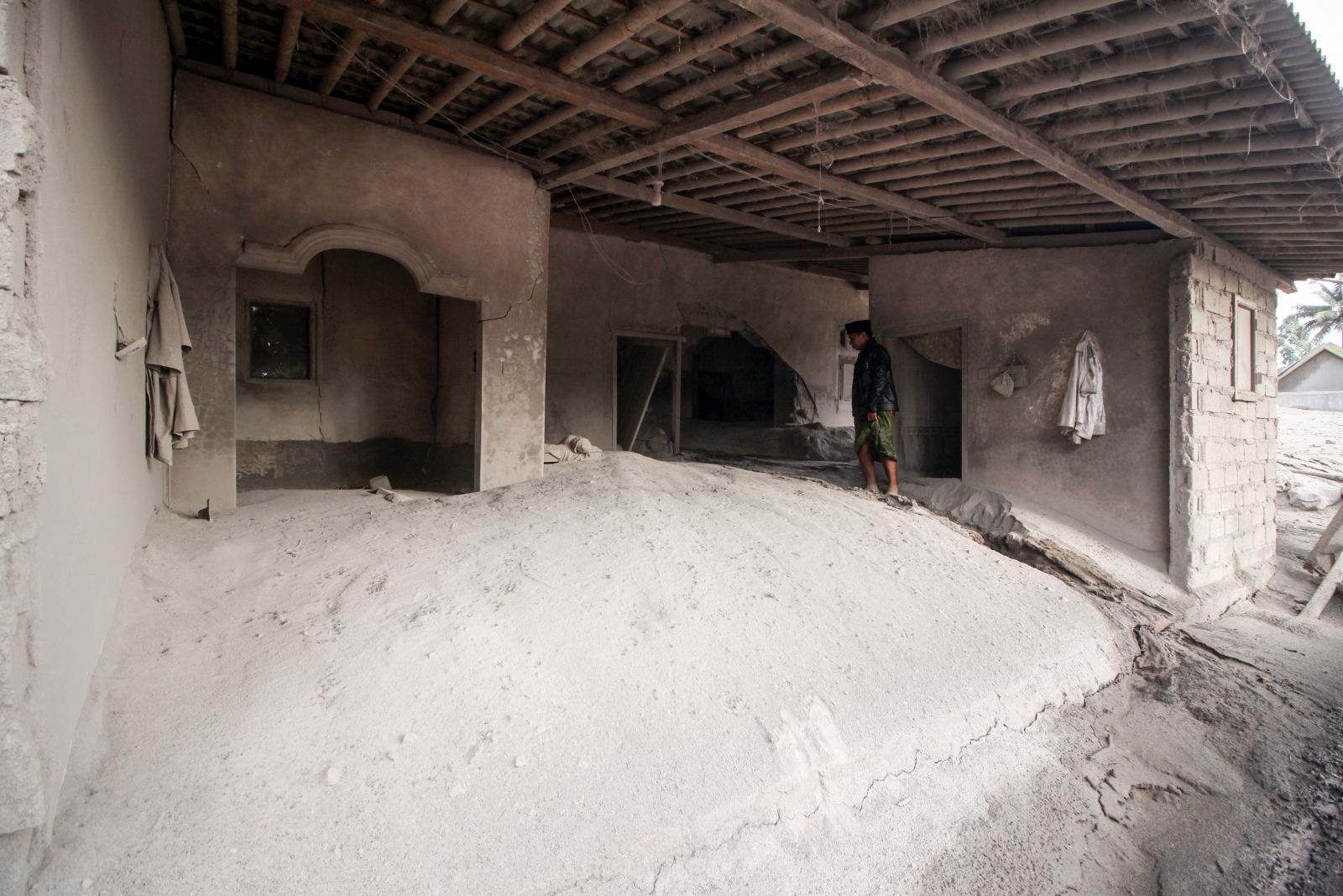 Endonezya'daki yanardağ patlamasında can kaybı 13’e yükseldi