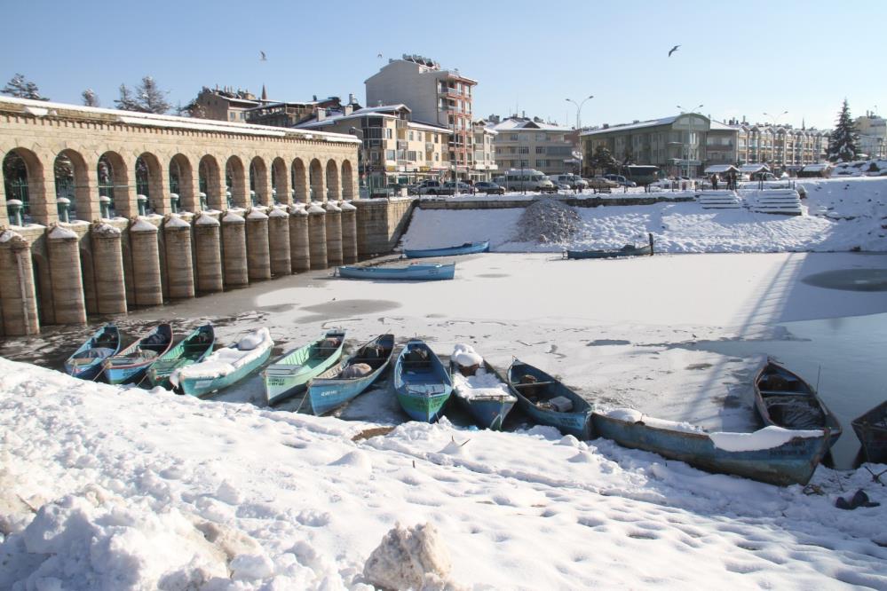 Hava eksi 16 dereceyi gördü, göl dondu