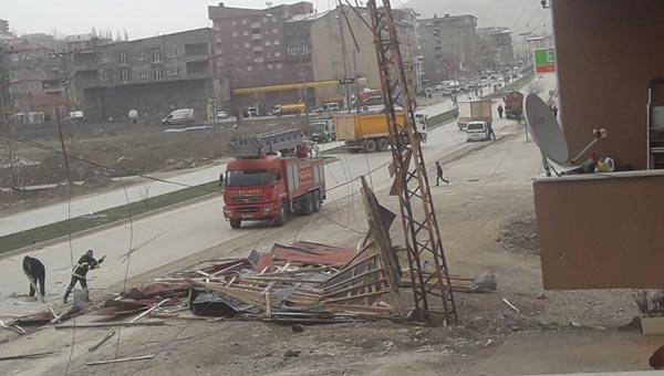 Rüzgarın etkisiyle ev ve iş yerlerinin çatıları havada uçtu, vatandaş sokakları boşalttı