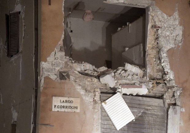İtalya'da deprem sonrası halk geceyi sokaklarda geçirdi