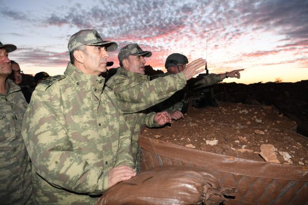 Komutanlar siperde! Hulusi Akar, Şırnak'ta böyle karşılandı