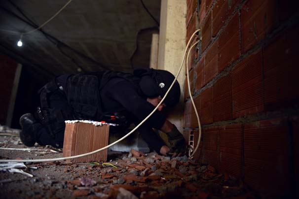 Nusaybin'de tuzaklanan el yapımı patlayıcılar imha ediliyor