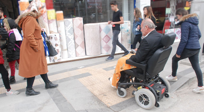 Engelli rampasına park etti, bedensel engelli yolda kaldı