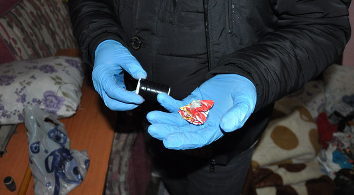 Karnı burnunda uyuşturucu satıcısı