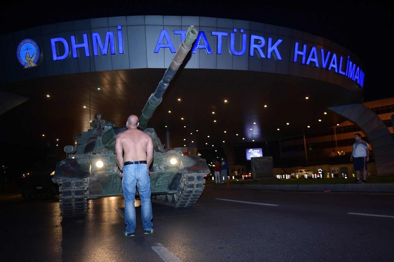 Darbe girişiminde tankın önüne yatmıştı... O geceyi anlattı