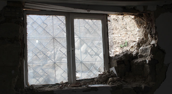 Evine önce istinat duvarı, sonra deprem zarar verdi