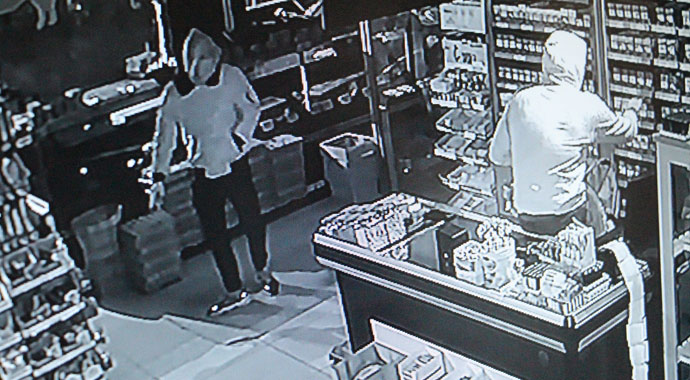 Bir ayda iki kere soyuldu