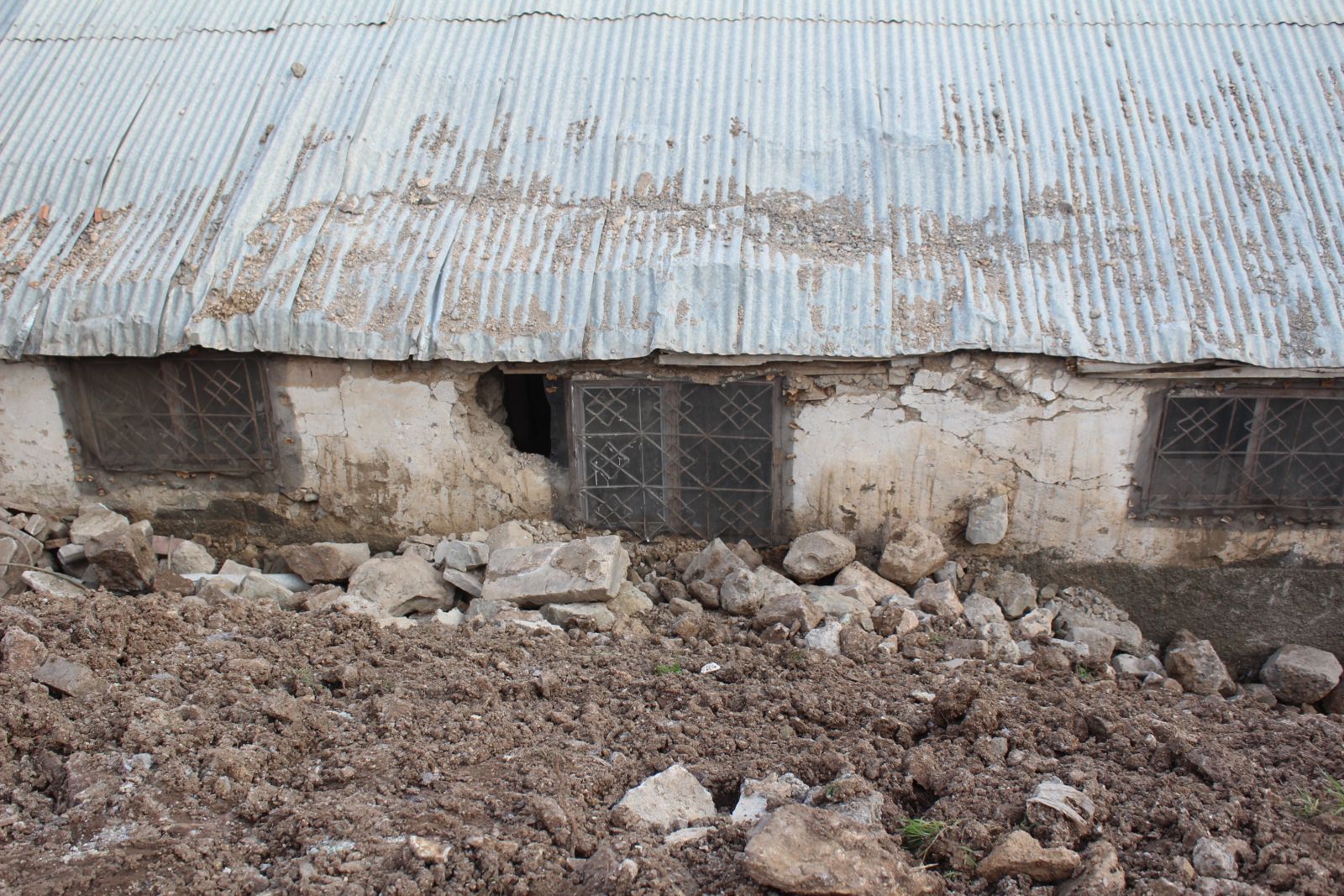 Evine önce istinat duvarı, sonra deprem zarar verdi