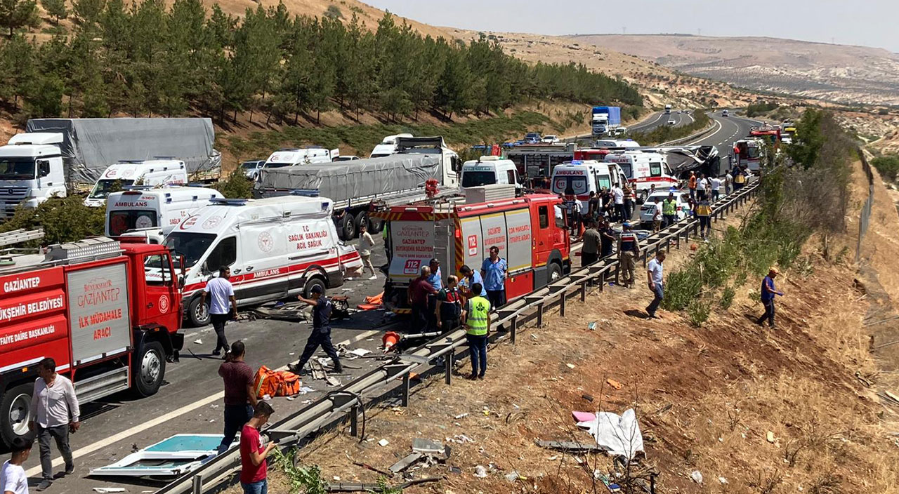 Gaziantep’te katliam gibi kaza: 15 kişi hayatını kaybetti Gaziantep’te katliam gibi kaza: 15 kişi hayatını kaybetti