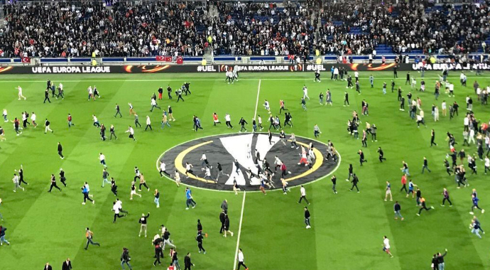 Lyon'da olaylar durulmuyor! Binlerce kişi sahaya daldı!