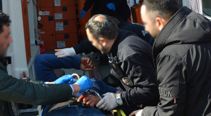 Önce eski karısını, sonra kendisini bıçakladı