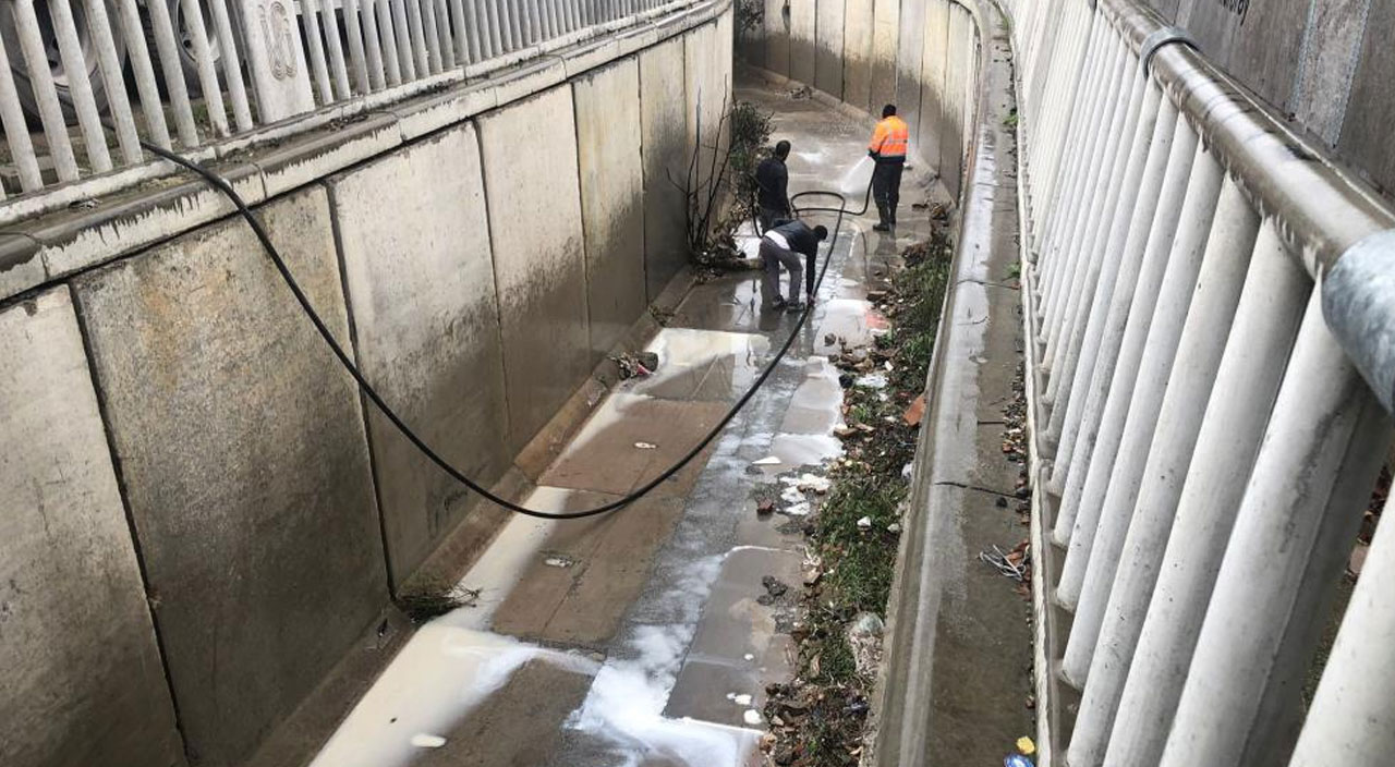 Sancaktepe’de korkutan görüntü: Dere beyaza döndü