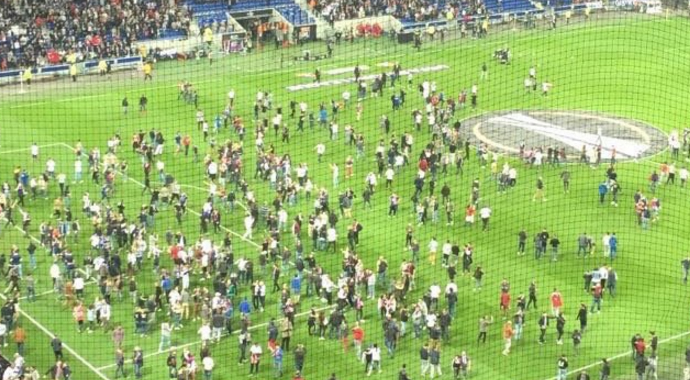 Lyon'da olaylar durulmuyor! Binlerce kişi sahaya daldı!
