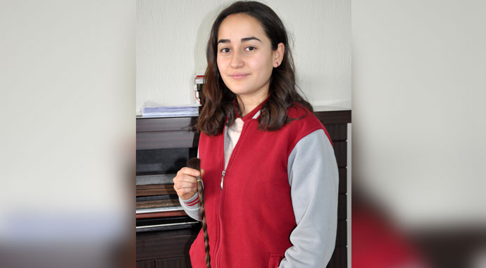 Öğretmen ve öğrencileri lösemili çocuklar için saçlarını bağışladı