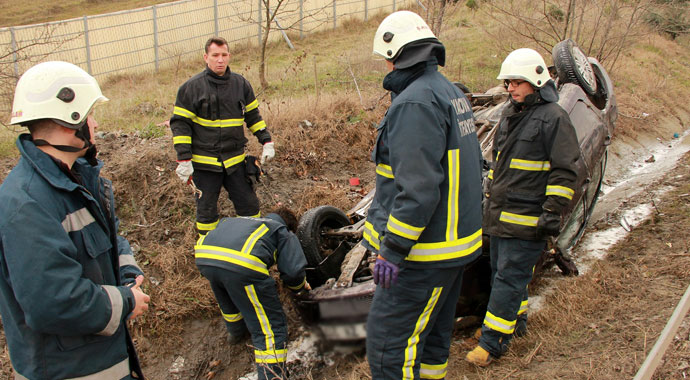 Bariyerlere çarpan araç takla attı: 1'i ağır 6 yaralı