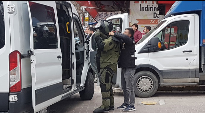 Kuyumcu, temizleme spreyi ile soyguncuyu böyle alt etti