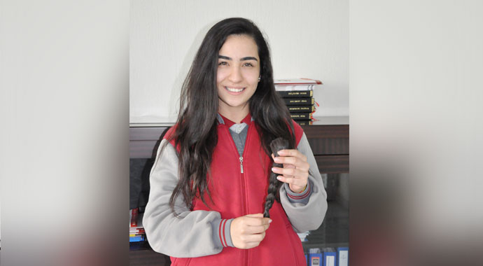 Öğretmen ve öğrencileri lösemili çocuklar için saçlarını bağışladı