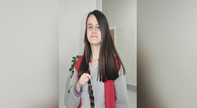 Öğretmen ve öğrencileri lösemili çocuklar için saçlarını bağışladı