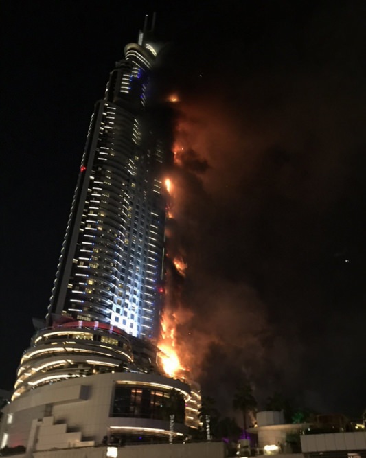 Dev gökdelende büyük yangın