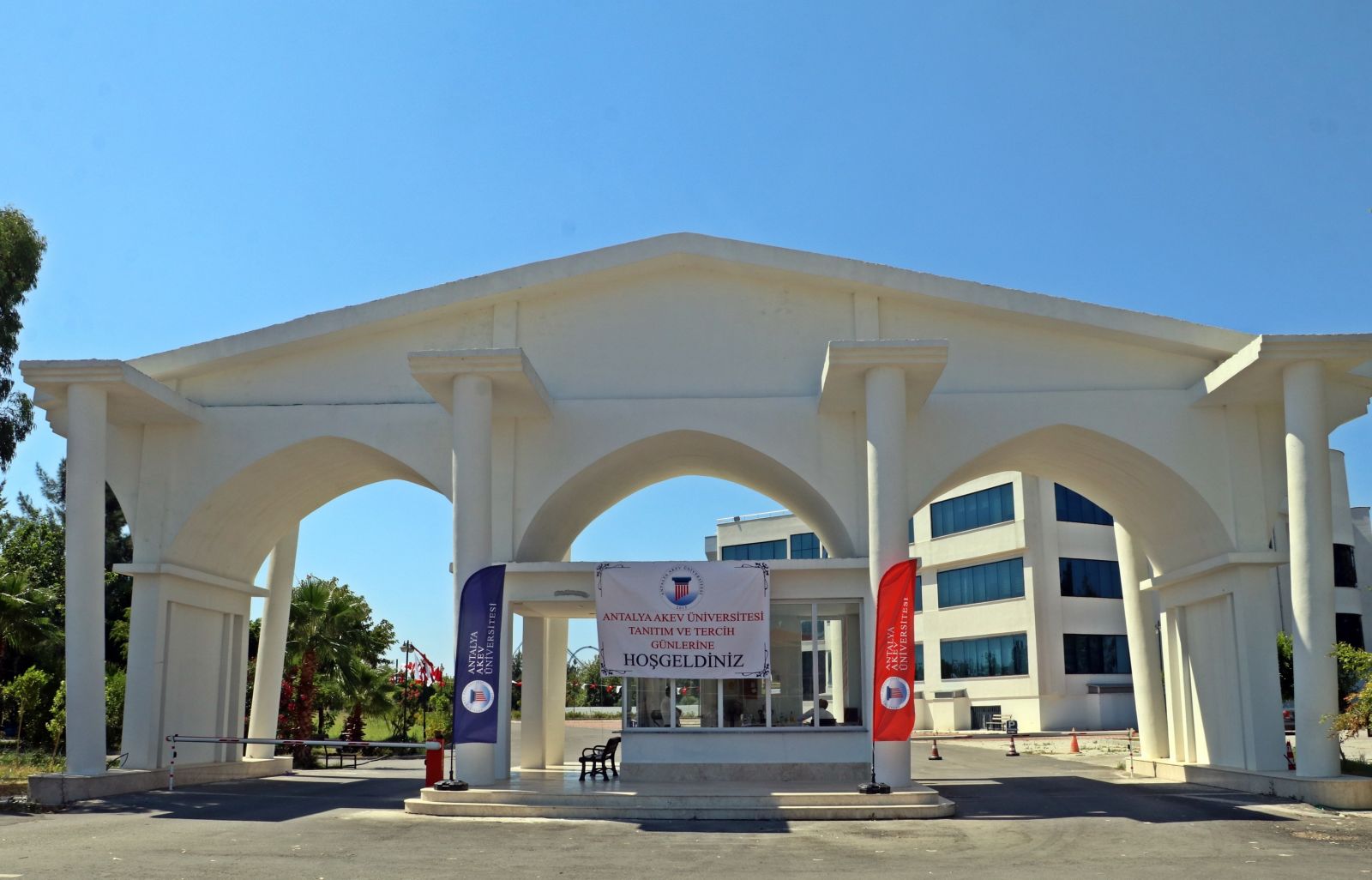 Öğrenciler evcil hayvanlarına üniversite kampüsündeki barınaklarda bakabilecek