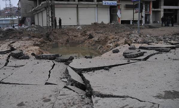 Yüksekova’da polis aracına bombalı saldırı