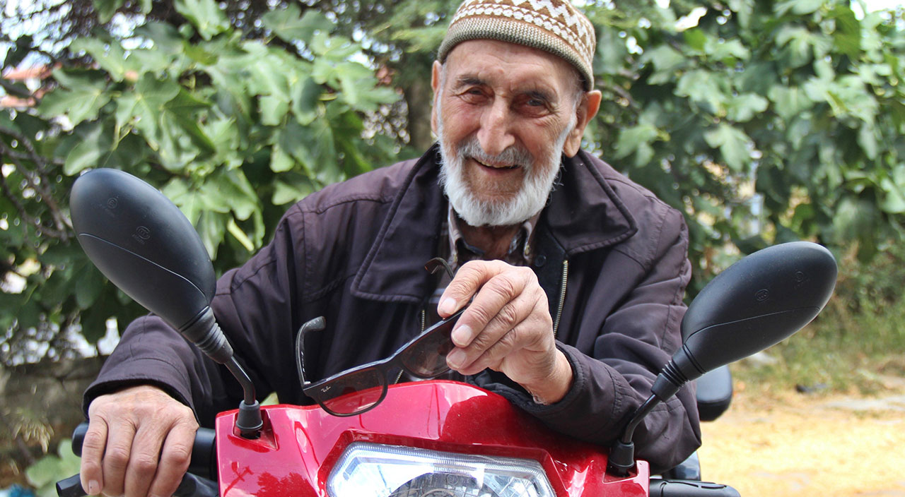 Akülü motorun üstünde kara lastikli 92'lik çınar