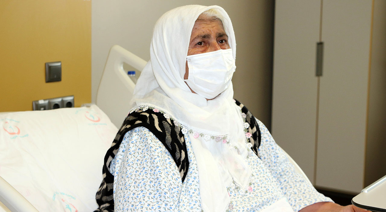 Covid-19 yakalanan 65 yaşındaki kadın aşı yaptırmamanın pişmanlığını yaşıyor